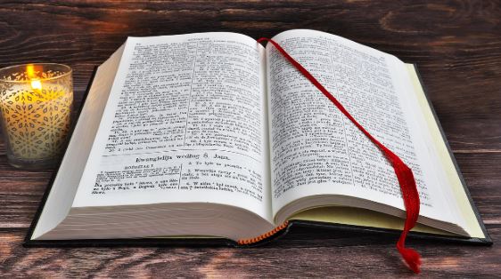 Descoberta com IA antecipa a origem dos Manuscritos Bíblicos do Mar Morto