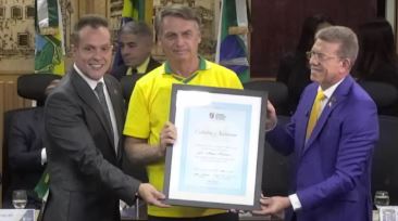 Bolsonaro é recebido com festa em Natal e diz quer voltar à presidência