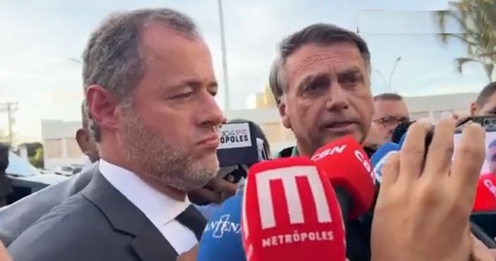 Bolsonaro nega envio de Pix a Carla Zambelli