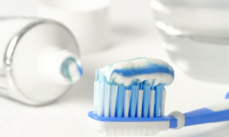 Colgate retira creme dental do mercado após relatos de reações alérgicas