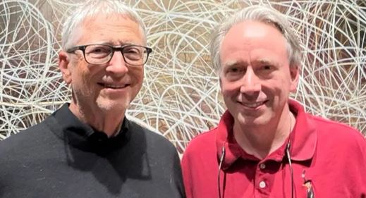 Após décadas de rivalidade, Bill Gates e Linus Torvalds se encontram pela primeira vez