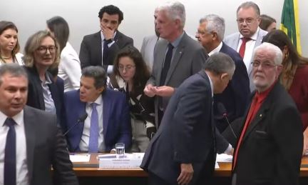 Bate-boca entre Haddad e oposição interrompe audiência na Câmara