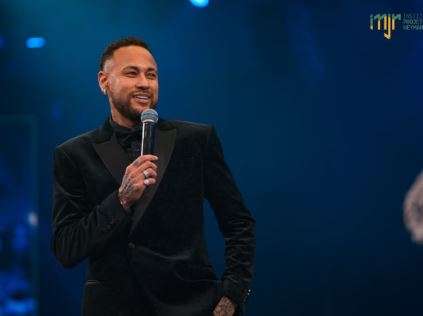 Leilão de Neymar: camisa da Seleção autografada por Pelé é arrematada por R$ 500 mil