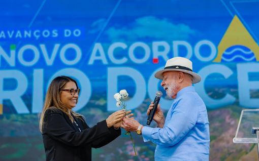 Lula entrega flor e beija Janja em evento no Dia dos Namorados em MG