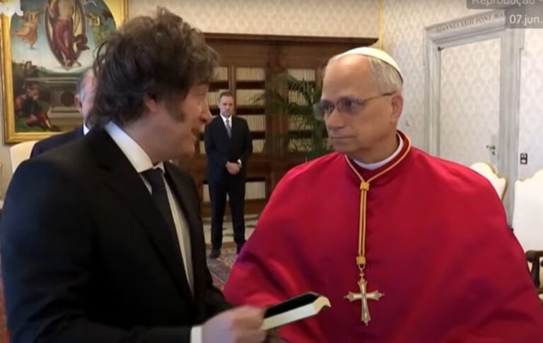 Milei entrega livro com ‘erros do socialismo’ a Papa Leão 14