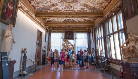 Turista danifica pintura do século 17 em museu da Itália ao posar para foto