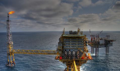 Tensão no Oriente Médio faz petróleo subir e ameaça disparar preços dos combustíveis
