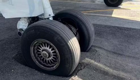 Avião da Azul atola durante manobra no aeroporto de Fernando de Noronha