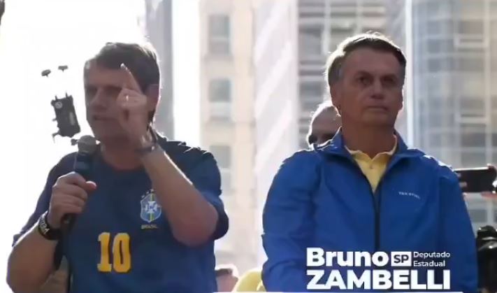 Tarcísio exalta Bolsonaro e critica Lula em ato na Avenida Paulista