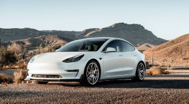 Elon Musk anuncia que robotáxi da Tesla chega este mês