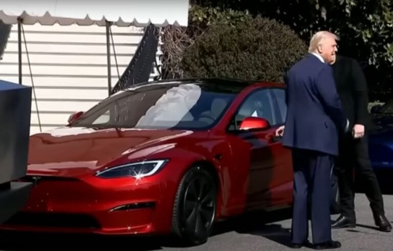 Trump diz que manterá Starlink de Musk e faz piada com seu Tesla vermelho