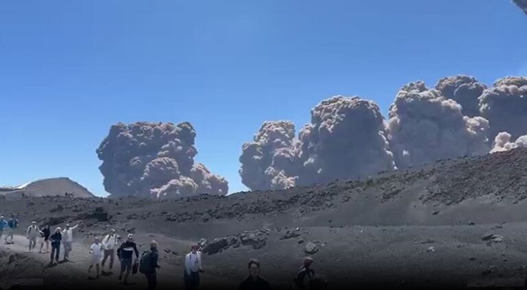 Vulcão entra em erupção na Itália e turistas correm para se proteger