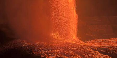 Vulcão entra em erupção no Havaí e lança lava a 350 metros de altura