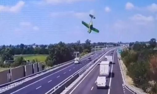 Ultraleve cai ‘de bico’ em rodovia da Itália e deixa dois mortos