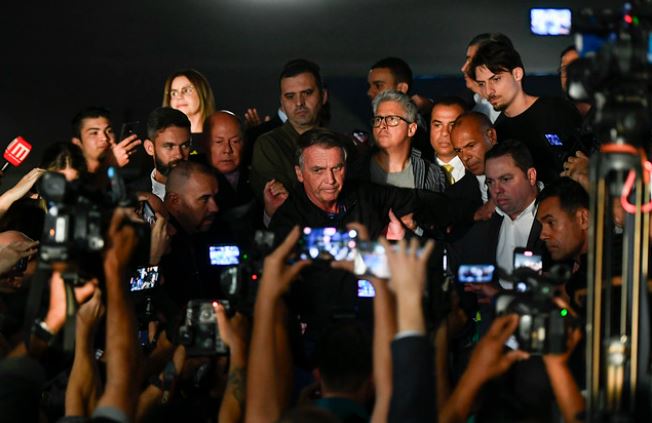 Bolsonaro e deputados fazem oração na Câmara
