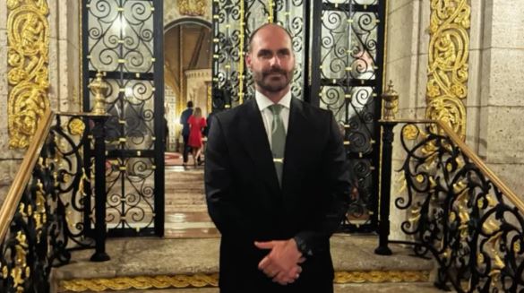 Eduardo retorna a Washington em nova ofensiva contra Moraes