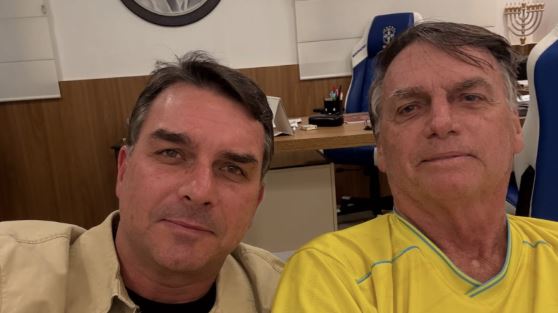 Flávio visita Bolsonaro em Brasília e diz estar “fiscalizando” repouso médico do pai