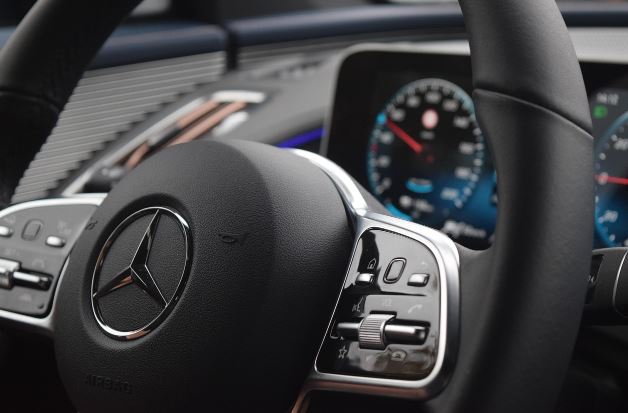 Mercedes-Benz muda planos e vai manter produção de modelo ‘trintão’