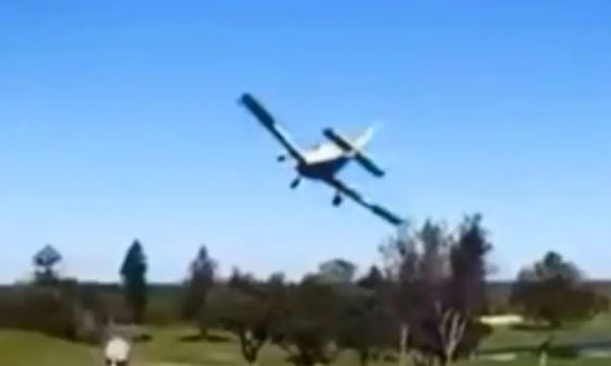 Avião de treinamento faz pouso de emergência em campo de golfe na Austrália