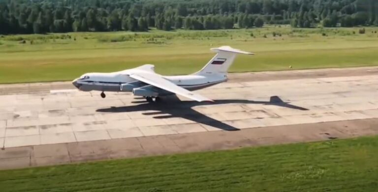 Avião russo sancionado pelos EUA chega à Venezuela após pousar em Brasília