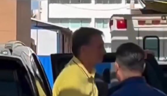 Bolsonaro chega a hospital para exames médicos