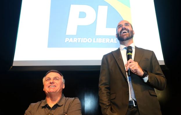 AGU quer cobrar de Bolsonaro e Eduardo custo de advogado nos EUA contra tarifa de Trump
