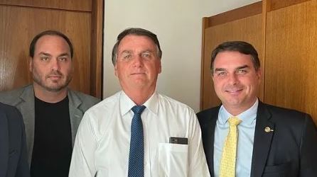 Carlos faz forte apelo a Flávio: ‘me ouça ao menos um pouco’