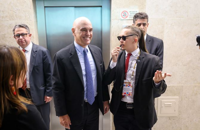 Moraes faz piada com sanções dos EUA ao encontrar ‘advogado do Xandão’