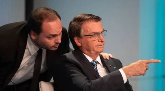 Carlos atualiza estado de saúde de Bolsonaro após nova visita