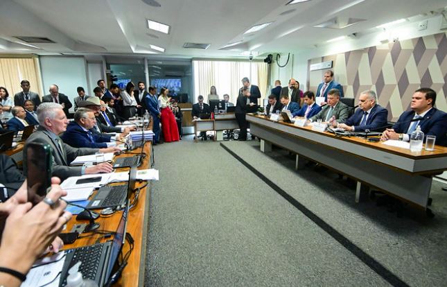 CPMI do INSS tem primeiro bate-boca