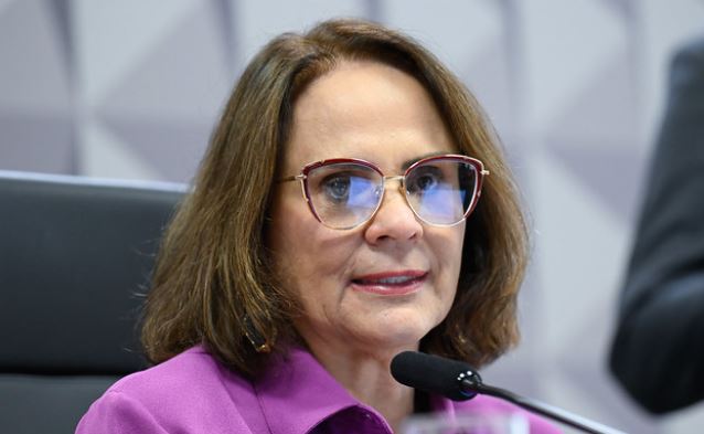 Damares elogia e diz que torce por reeleição de Senadora aliada de Lula