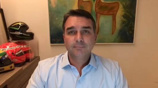 Flávio pede jejum e oração por saúde delicada de Bolsonaro