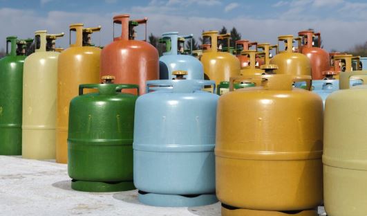 Como a falta de gás de cozinha na Índia pressiona preço da gasolina na Califórnia