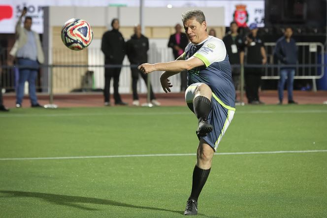 Tarcísio participa de futebol com prefeitos com Kassab de juiz
