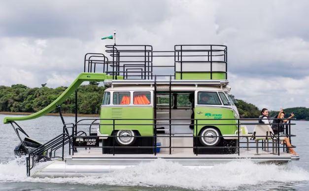Empresa transforma Kombi clássica em barco após sugestão de IA