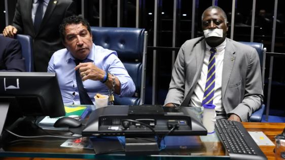 Magno Malta se acorrenta no Senado por impeachment de Moraes