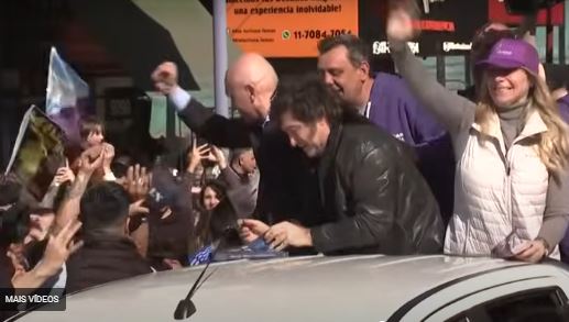 Caravana de Milei é alvo de ataque a pedradas, e presidente é retirado às pressas
