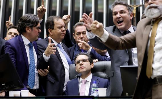 Esquerda pede suspensão de deputados que ocuparam Mesa da Câmara