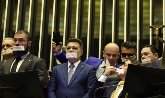 Oposição pernoita nos plenários do Congresso em protesto