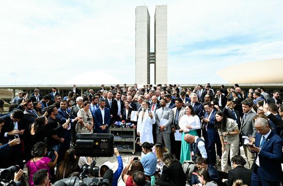 Oposição anuncia obstrução por anistia e em protesto por prisão de Bolsonaro