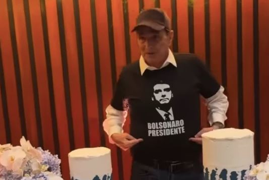 Piquet comemora aniversário com camisa de Bolsonaro