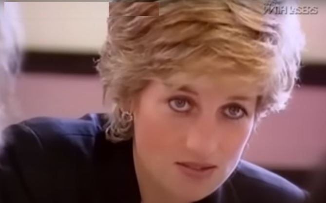‘Cápsula do tempo’ enterrada pela princesa Diana em 1991 é reaberta