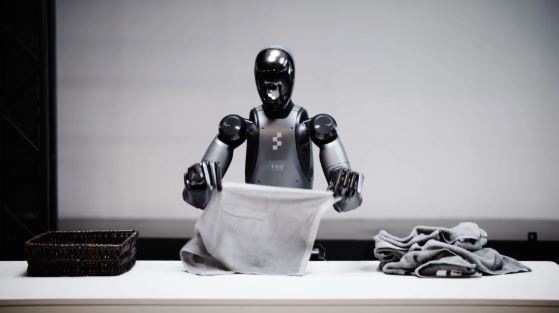 Robô humanoide aprende a dobrar roupas e amplia funções domésticas
