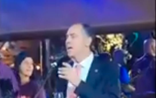 Barroso encerra presidência do STF cantando e sambando