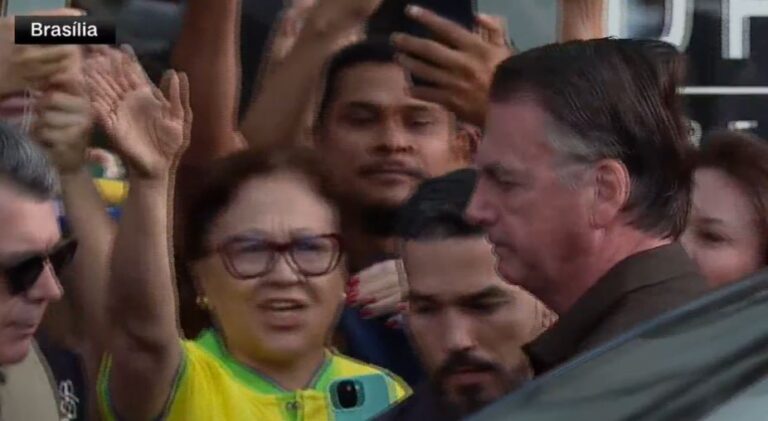 Bolsonaro chega a hospital e é recebido por manifestantes