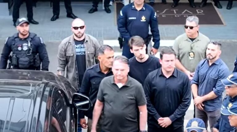Bolsonaro deixa hospital aos gritos de ‘força’, ‘volta’ e ‘mito’