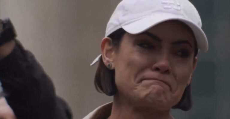 Michelle Bolsonaro se emociona em ato na Paulista e afirma que ex-presidente “não vai desistir”
