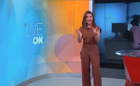 Apresentadora da CNN tem crise de riso com bolo em homenagem ao papa Leão 14
