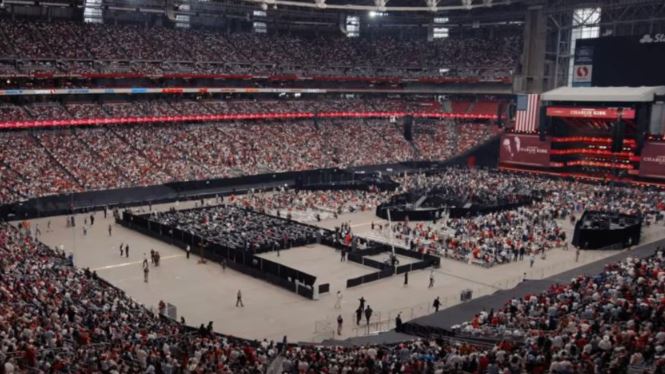 Multidão lota estádio no Arizona para funeral de Charlie Kirk