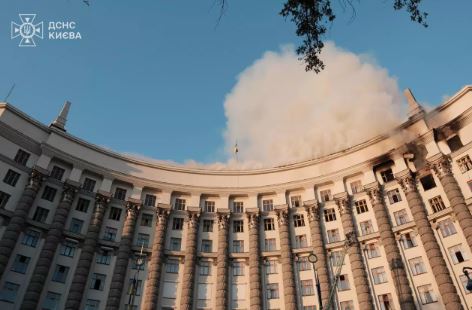 Rússia bombardeia pela 1ª vez o prédio do governo da Ucrânia
